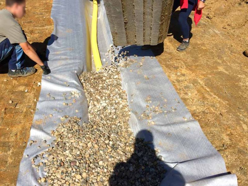 Verlegung von Paddockplatten für ein Paddock für Island-Pferde