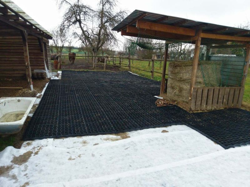 Matsch & Schlamm Ade. Das Paddock versinkt im Matsch, Pferde stehen im Schlamm. Das muss nicht sein, Bodengitter und Trennvlies von Securatek lösen das Problem!