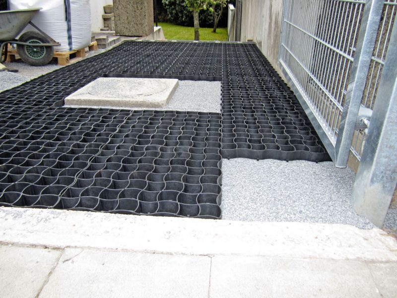 Verlegen und Verfüllen des Bodengitter BG50 für Hof und Einfahrt