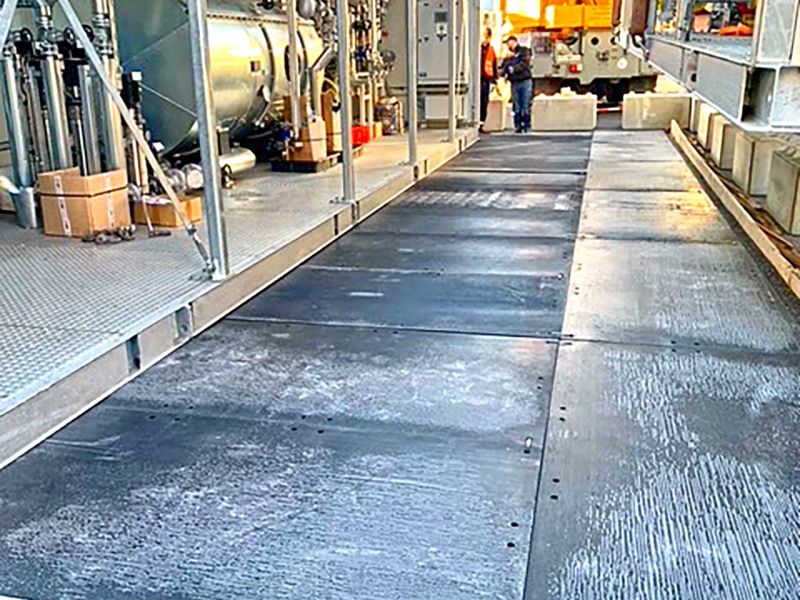 Schutz einer frisch asphaltierten Fläche durch Lastverteilungsplatten von Securatek