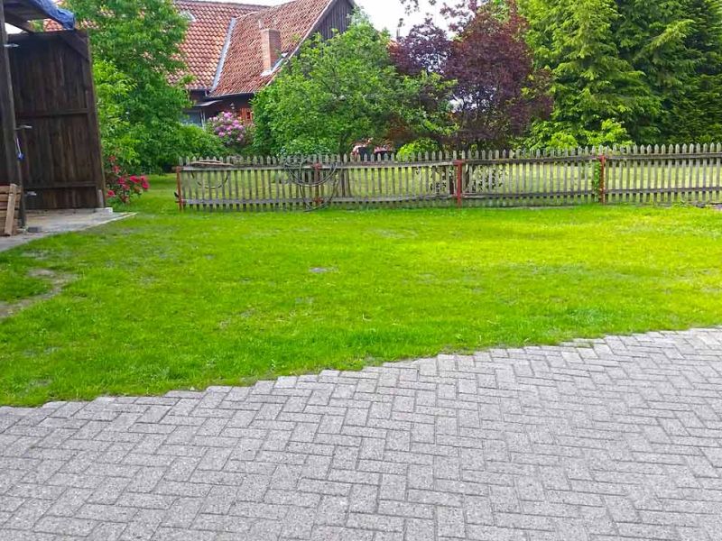 Bodengitter zur begrünten Hoferweiterung einer Traktor befahrbaren Rasenfläche