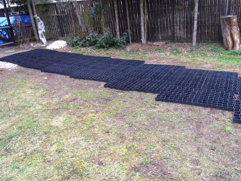 Befestigung eines Gartenweg ohne Unterbau mit Bodengitter BG50