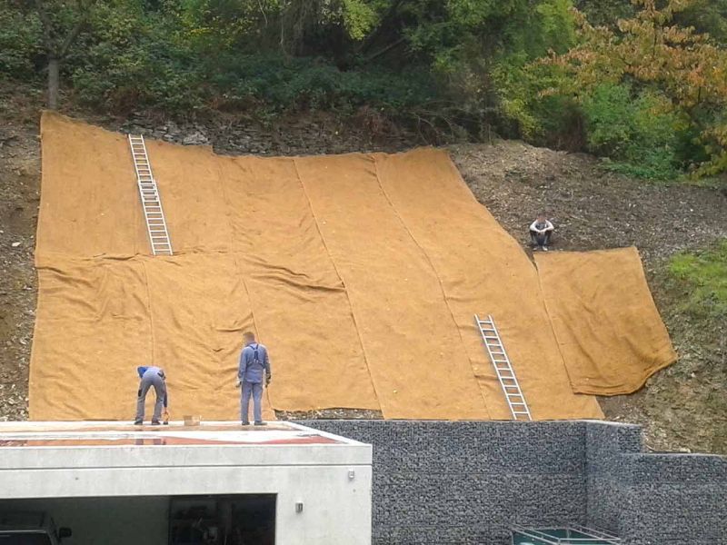 Verlegung der Böschungsmatte BMK350 als Erosionsschutz zur Hangsicherung