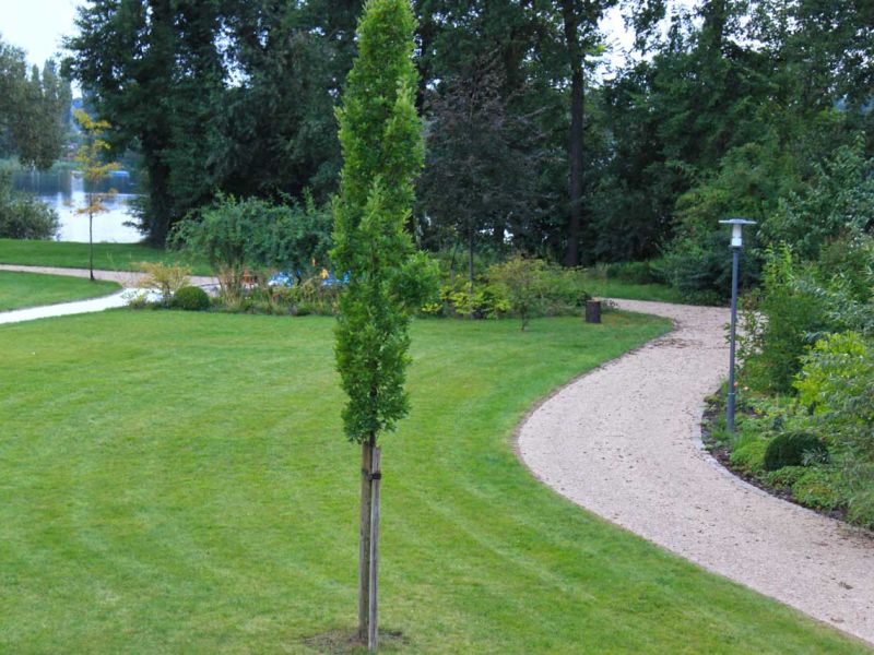 Verlegen und verfüllen des Kiesgitter KG30 für einen Gartenweg aus Kies