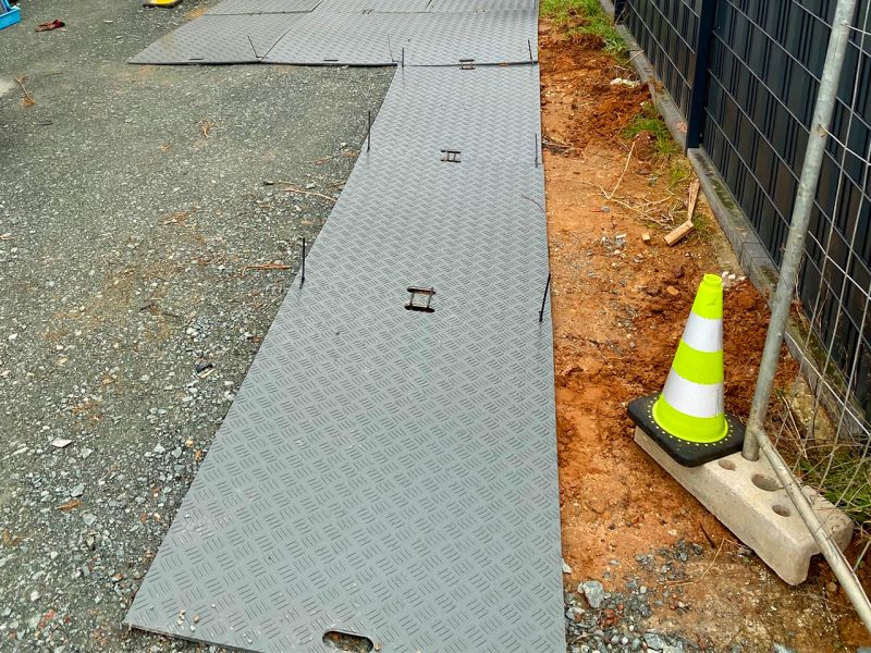 Zufriedener Kunde - e:tek MINI Leichte Fahrplatten als mobile Fahrstraße in einem Wohngebiet