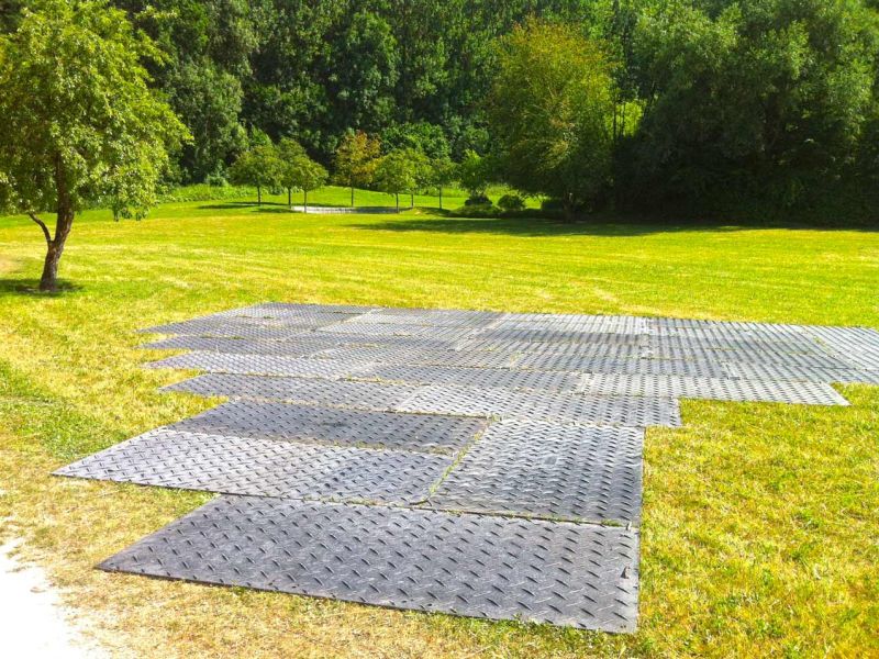 Fahrstraße und Arbeitsfläche zur Renovierung eines Gebäudes