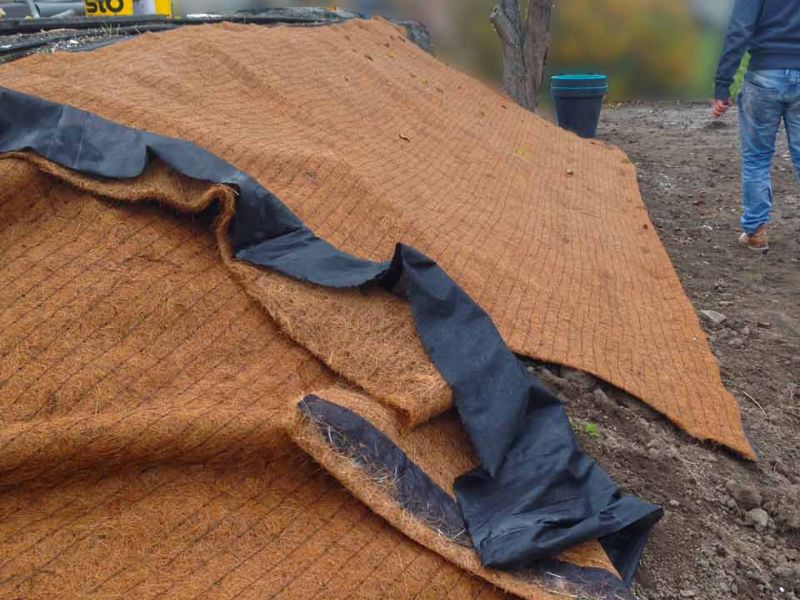 Verlegung der Mulchmatte Kokos MMK600 aus Kokos zur Hangbefestigung