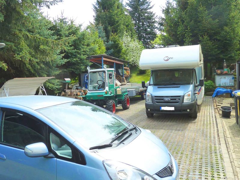 Befestigter Stellplatz für Wohnmobil, Traktor und Geräte mit dem Rasengitterstein RGS35 herstellen