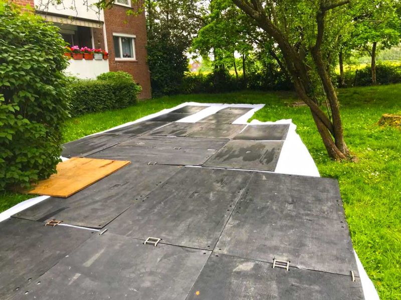 Fahrstrasse als Rasenschutz und Lastverteilung zur Baustelleneinrichtung Gebäudesanierung