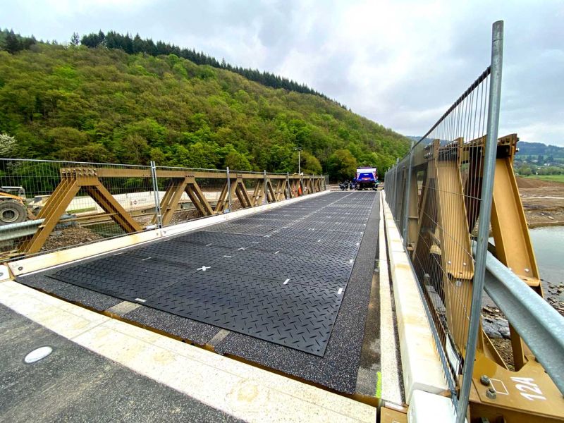 Schutzbelag für eine temporäre / mobile THW Brücke im Ahrtal mit Fahrplatten von Securatek
