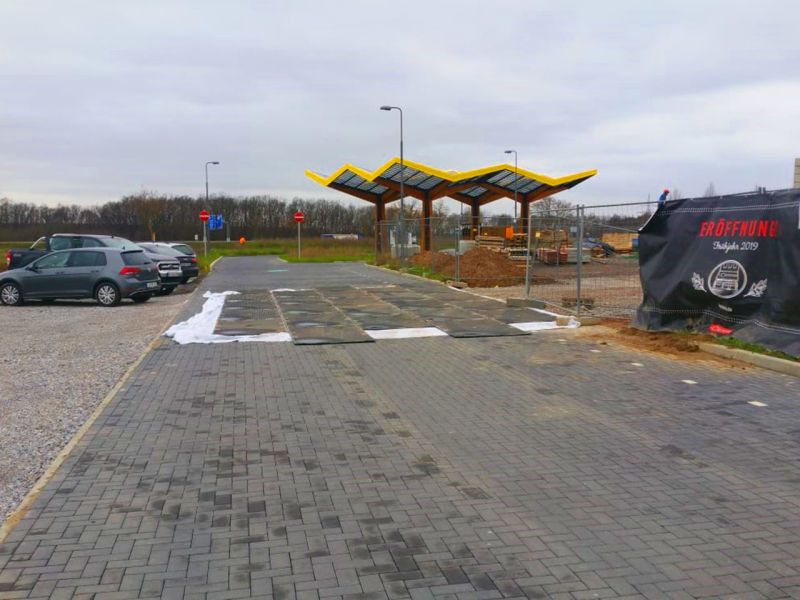Die s:tek 48 · Hochleistungs-Bodenschutzplatte als Baustellenzufahrt auf einem Parkplatz in der Nähe von Limburg