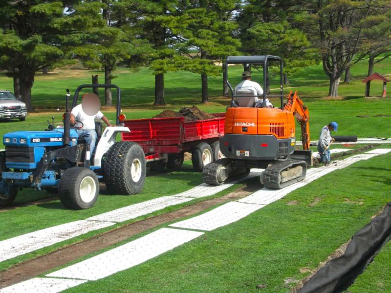 Fahrplatten für den Rohrleitungsbau / Leitungsbau auf einem Golfplatz