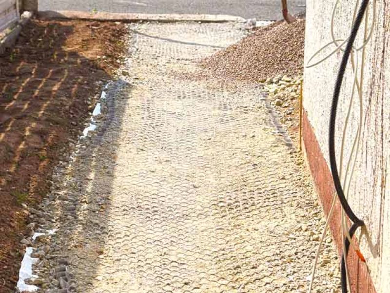 Herstellen eines befestigten Kiesweg mit den Kieswaben KW50