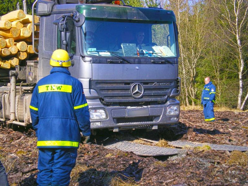 THW Produkt-Test der mobilen Baustraße von Securatek mit der s:tek Bodenschutzplatte