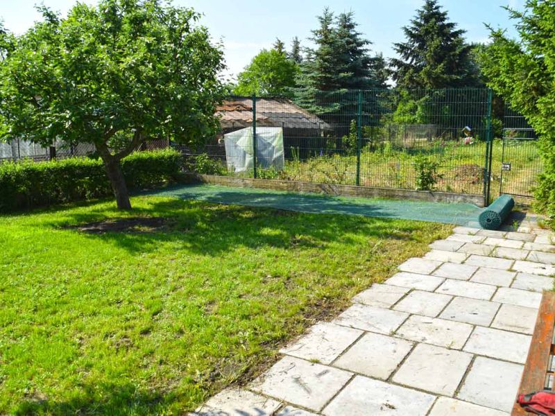 Wühlschutz und Buddelschutz für Hunde im Garten mit dem Rasennetz RN450