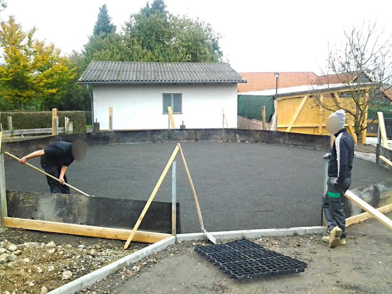 Bodengitter BG50 zur trittfesten Bodenbefestigung eines Roundpen / Führanlage