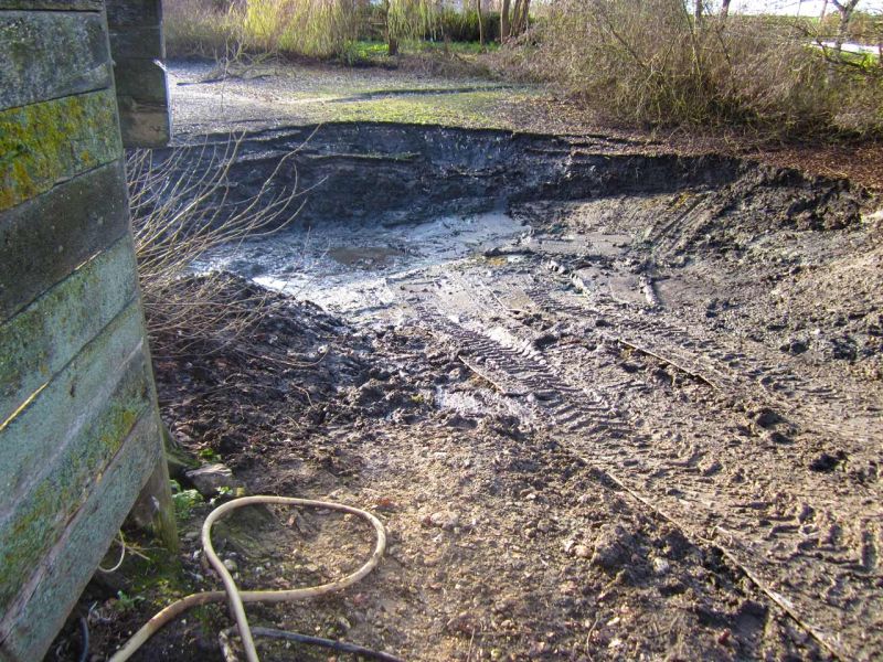 Fahrplatten als Hilfe zur Teichentschlammung