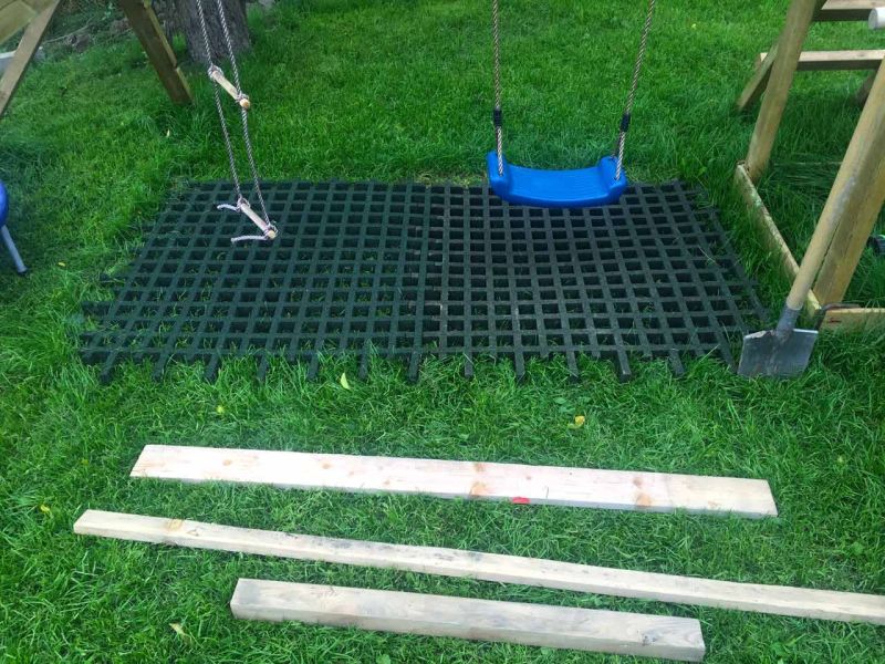 Rasengitterplatte aus Gummi als Fallschutzmatte für Schaukel, Rutsche & Spielgerüst