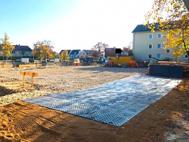 Temporäre Baustraße zur Überfahrt von Baustellenfahrzeugen in Wiesbaden mit den e:tek PRO Langen Fahrplatten