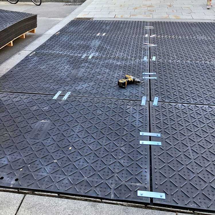 Kunststoff Verbinder zum verbinden und koppeln von Fahrplatten bzw. Bodenschutzplatten als Fahrspur, Fahrstrasse, Baustrasse auf festen, harten Böden.