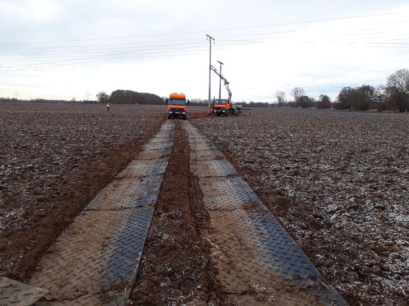Prävention von Flurschäden auf einem Acker mit der s:tek 48 · Hochleistungs-Bodenschutzplatte