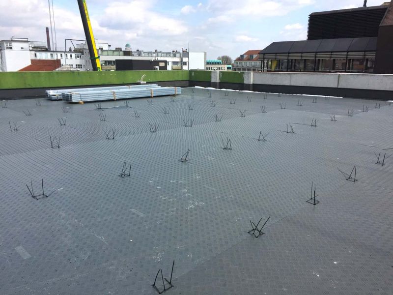 Fahrplatten aus Kunststoff zum Schutz des Boden und Parkhausboden eines im Neubau befindlichen Einkaufscenter (Shoppingmall / Arkade) in Bielefeld.