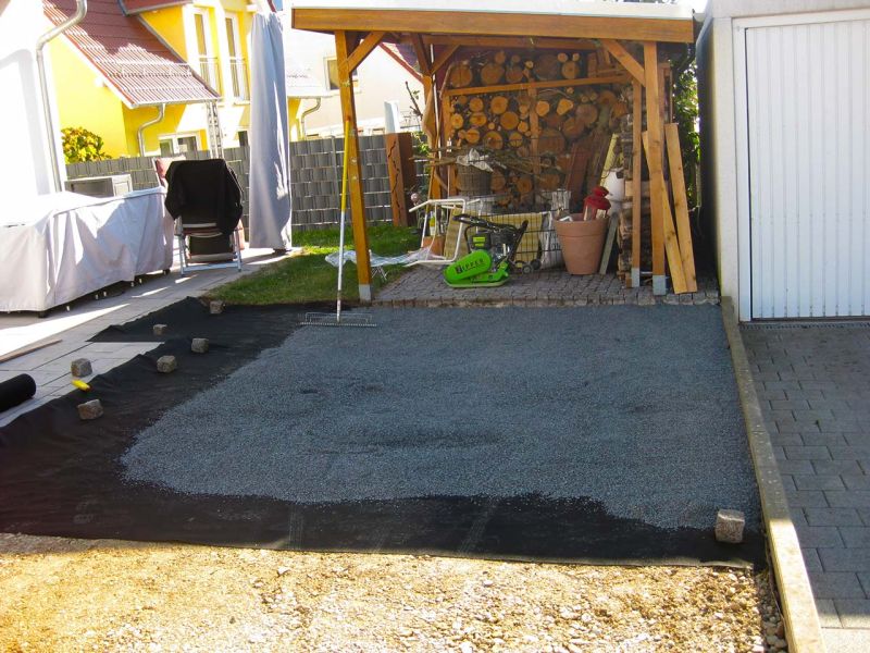 Umgestaltung einer Rasenfläche in eine befestigte und befahrbare Hof- und Gartenzufahrt mit der Kiesmatte KM30