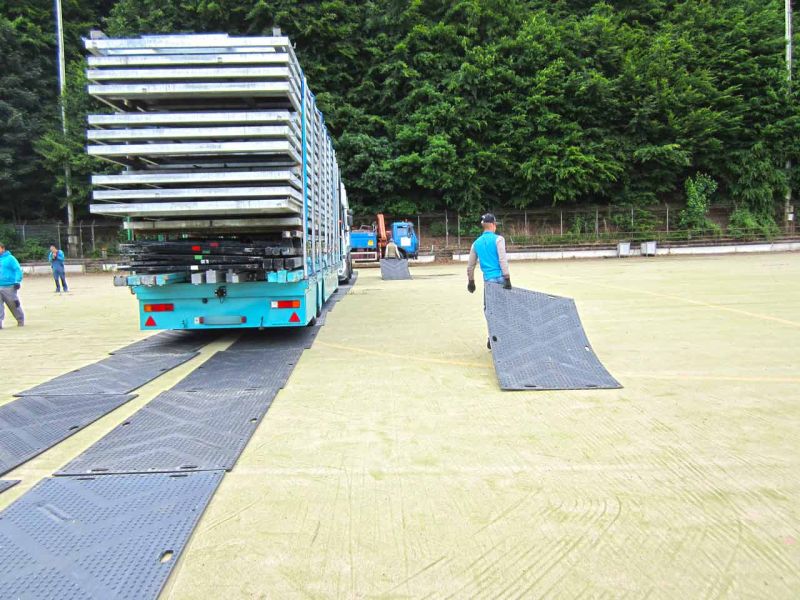 Fahrplatten zum Schutz eines Kunstrasen-Fussballplatz