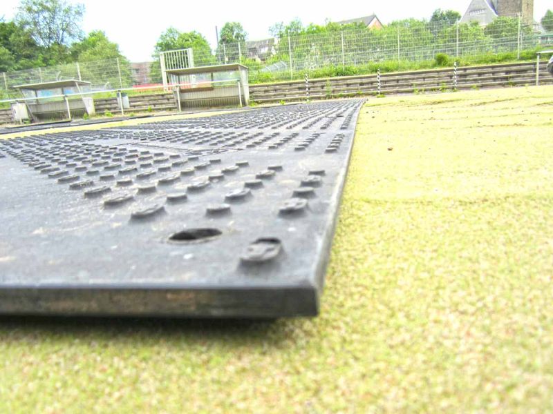 Fahrplatten zum Schutz eines Kunstrasen-Fussballplatz