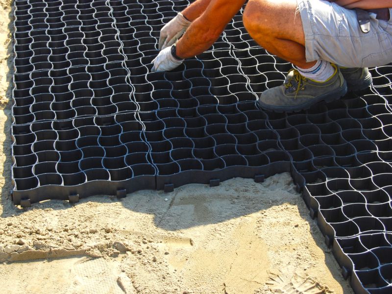 Bodengitter BG50 zur Herstellung eines befestigten Weg für Fahrzeuge und Anhänger auf Sand