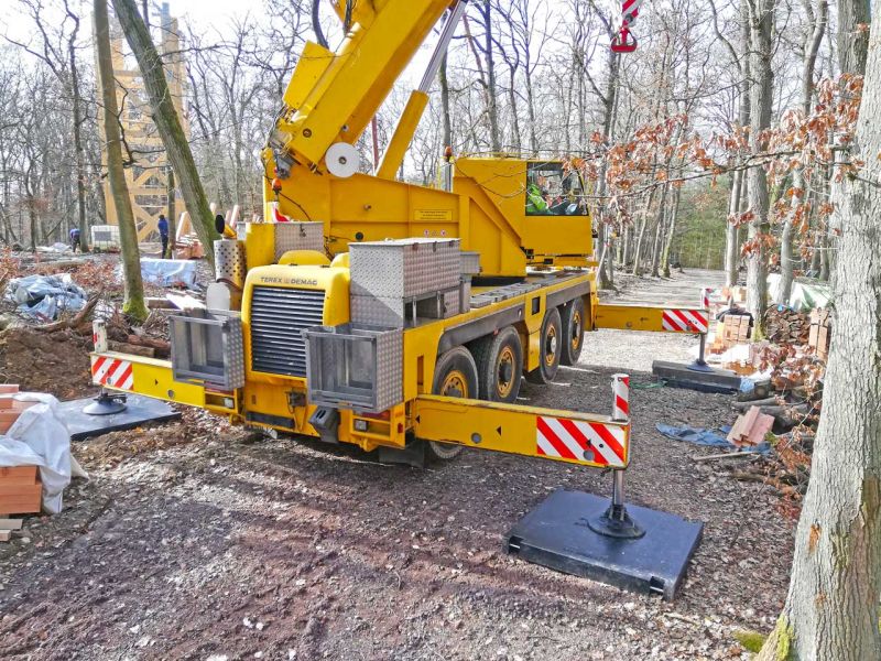 Mobilkran auf Waldbaustelle mit Kranmatten aus Kunststoff zur Abstützung