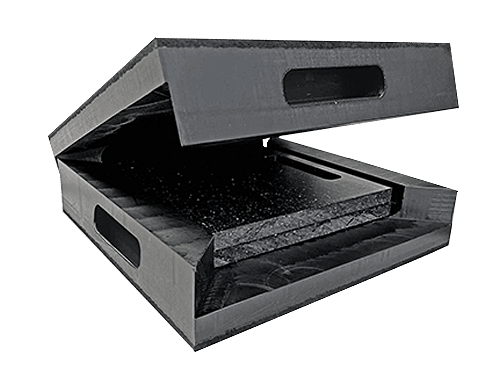 Zwei Unterlegplatten für Container werden in zwei ineinander nistenden Schutzplatten aufbewahrt.