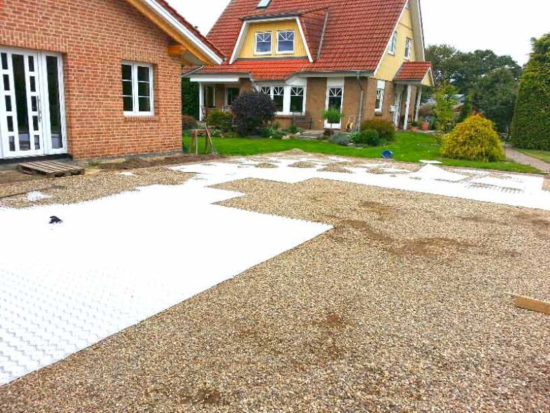 Unversiegelte, wasserdurchlässige Kiesstabilisierung mit dem Kiesgitter KG30