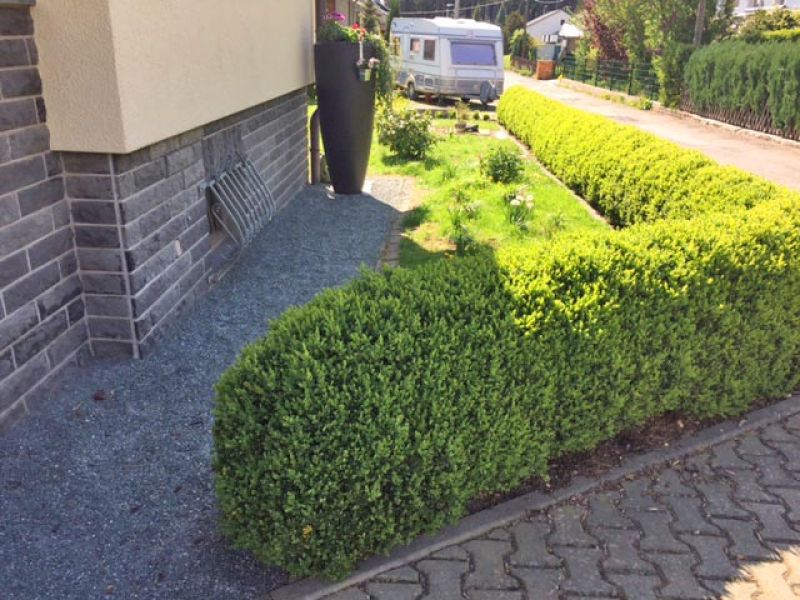 Verwandlung eines Vorgarten in einen schön angelegten PKW Stellplatz