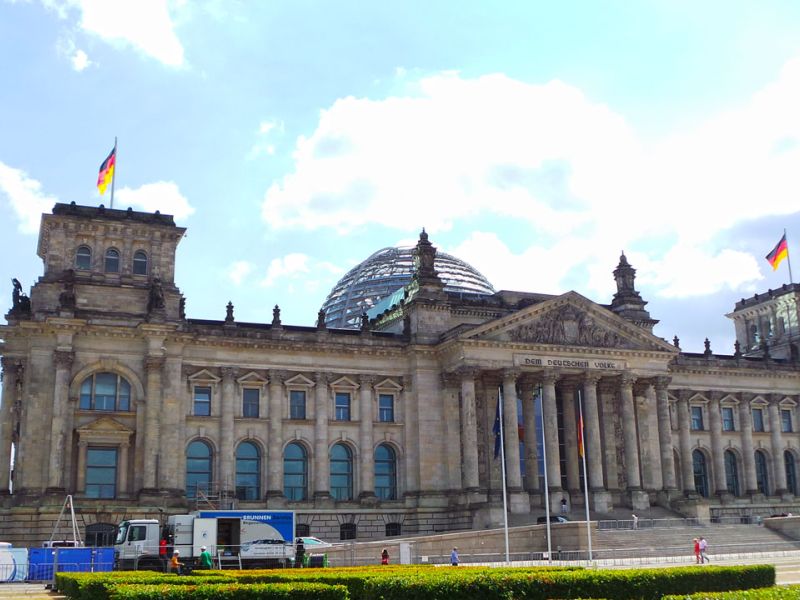 Mobile Baustraße vor dem Bundestag in Berlin