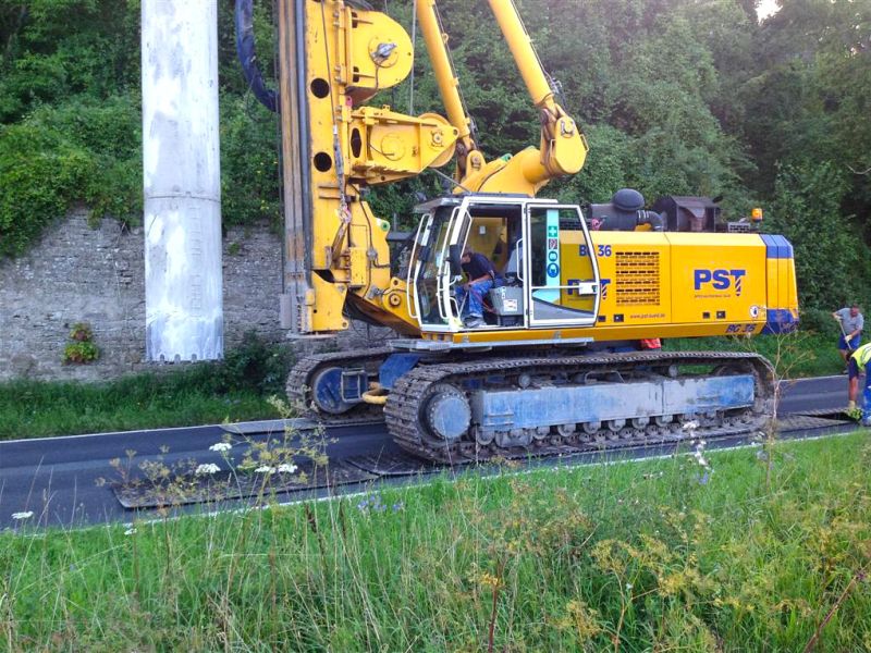 Schutzplatten unter dem Bohrgerät sorgen für sicheren Stand und Asphaltschutz.