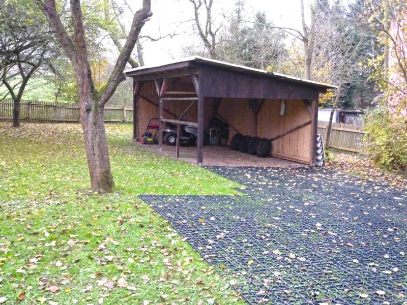 Direktverlegung des Rasengitter RG24 ohne Unterbau auf den bestehenden Rasen