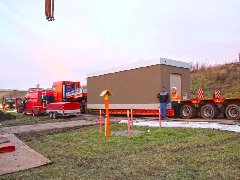 Stellfläche für einen Schwerlast-Transport im Bankettbereich einer Landstrasse