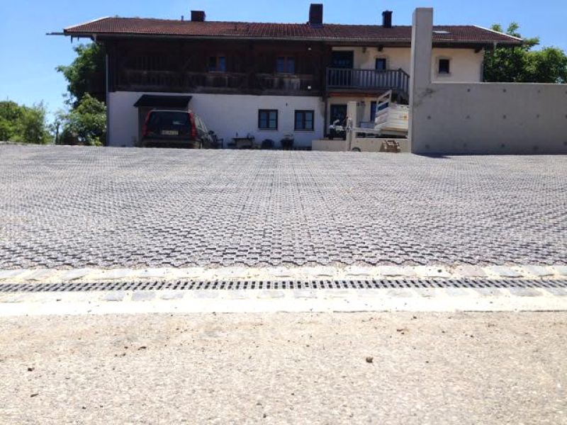 Verlegung des Ankergitter AG60 zur ökologischen und versiegelungsfreien Pflasterung einer Hofeinfahrt