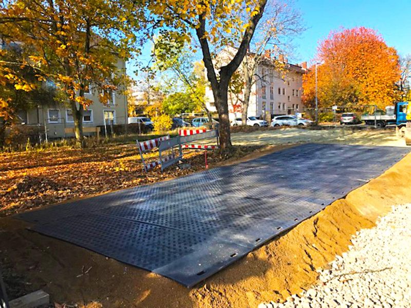 Temporäre Baustraße zur Überfahrt von Baustellenfahrzeugen in Wiesbaden mit den e:tek PRO Langen Fahrplatten