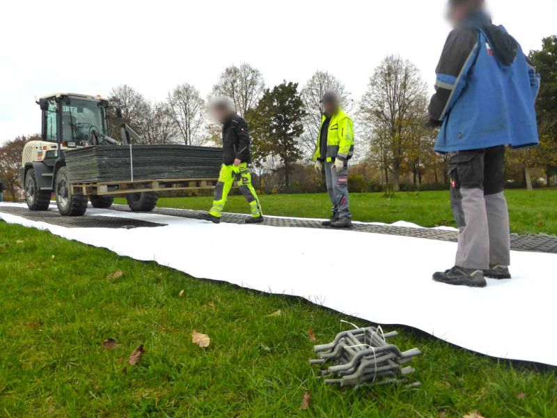 Fahrplatten als mobile Baustraße im Rohrleitungsbau in Giessen