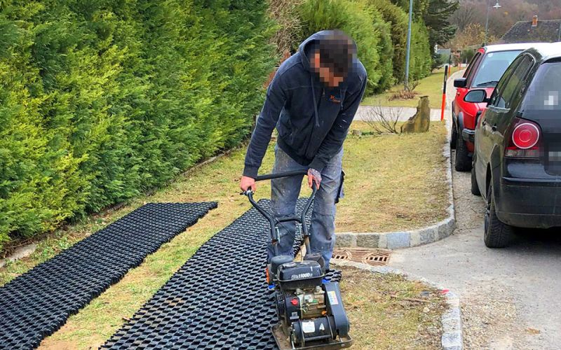 Einrütteln des Ankergitter AG60 zur Herstellung eines befestigen PKW Stellplatz auf Rasen