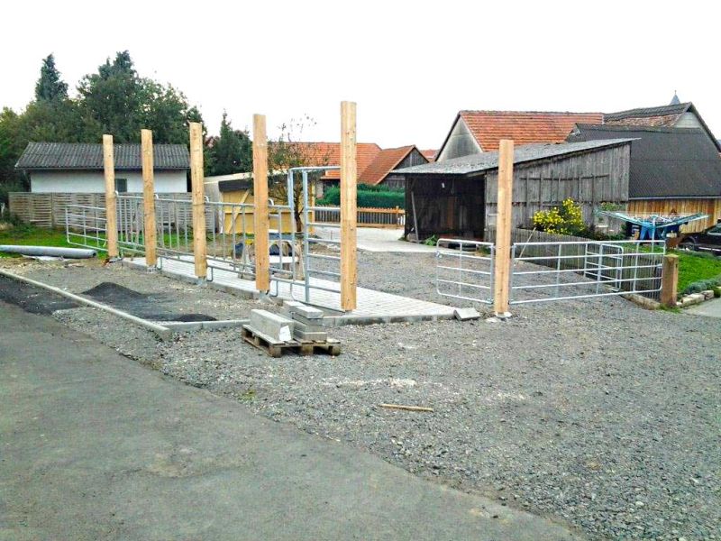 Bodengitter BG50 zur trittfesten Bodenbefestigung eines Roundpen / Führanlage