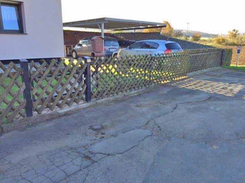 Moderne Umgestaltung: Steingarten & Carporteinfahrt mit stabilisiertem Kies