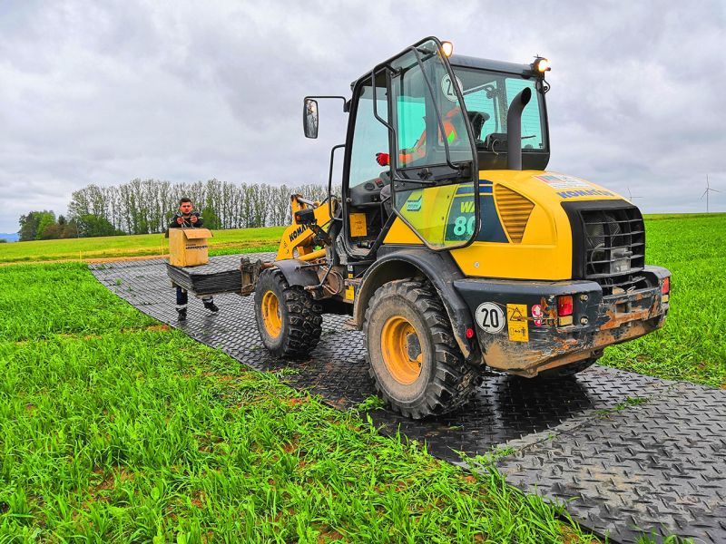 Verlegung eines mobilen Gehwegs mit der stek48 Hochleistungs-Bodenschutzplatten für Hessentag 2019 in Bad Hersfeld