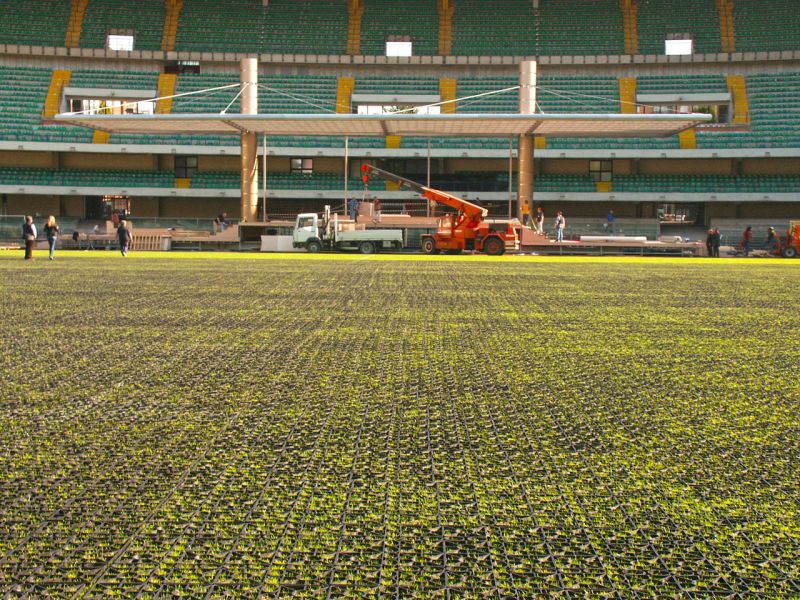 Rasenschutz für ein Event im Fussballstadion mit dem Rasengitter RG24