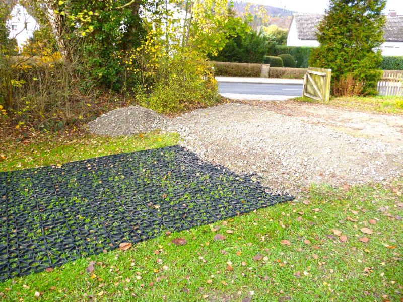 Direktverlegung des Rasengitter RG24 ohne Unterbau auf den bestehenden Rasen