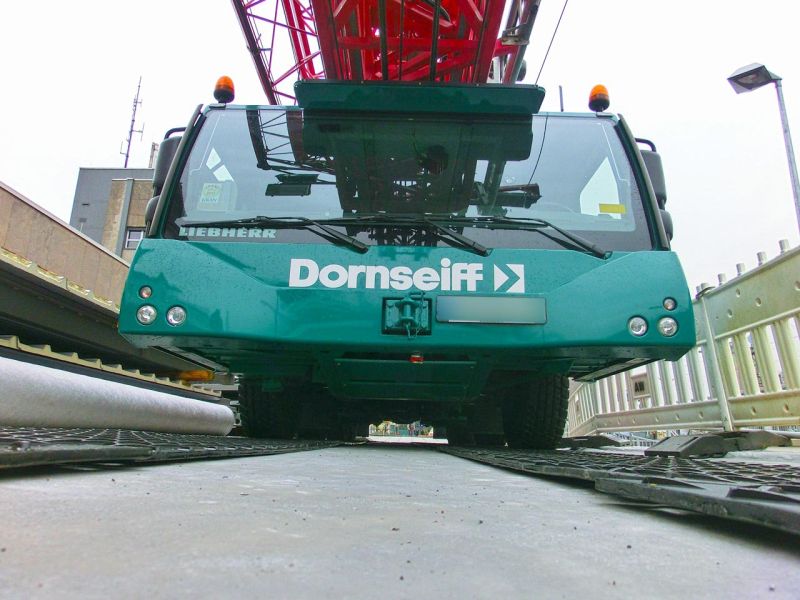 Bodenschutzplatten als Stellfläche für einen Autokran