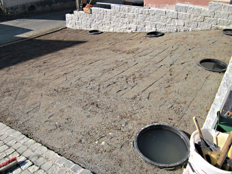 Herstellen eines unversiegelten Hof mit dem Bodengitter BG50