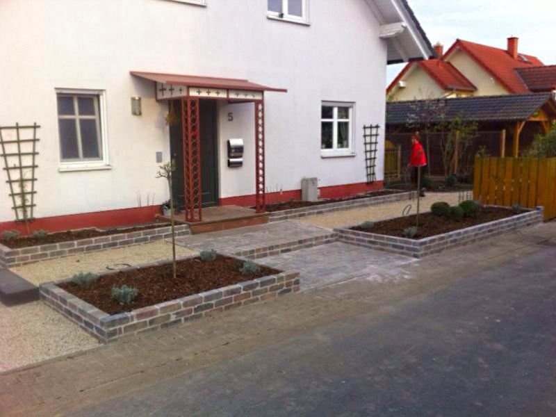 Verlegen und verfüllen der Bodenwabe BW40 zur Befestigung von Kieswegen